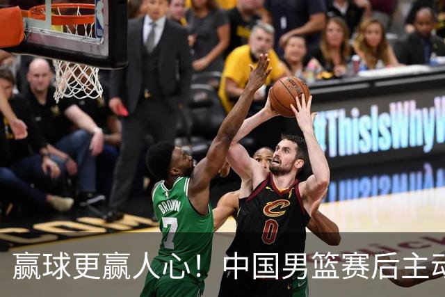 赢球更赢人心！中国男篮赛后主动看望沙特受伤球员，这比胜利更动人